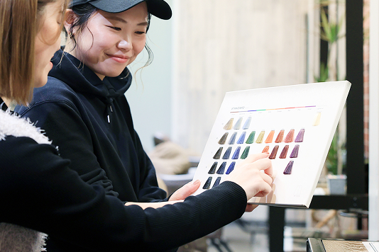カラーを選ぶ女性