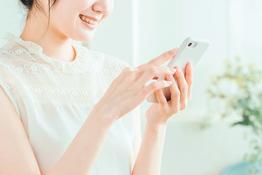 スマホを触る女性