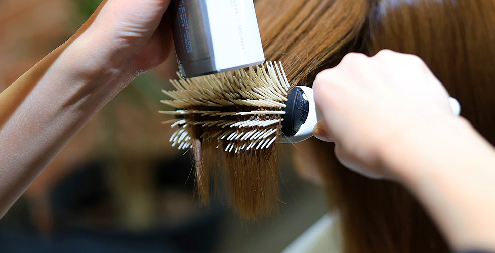 ブラシで髪を解かす