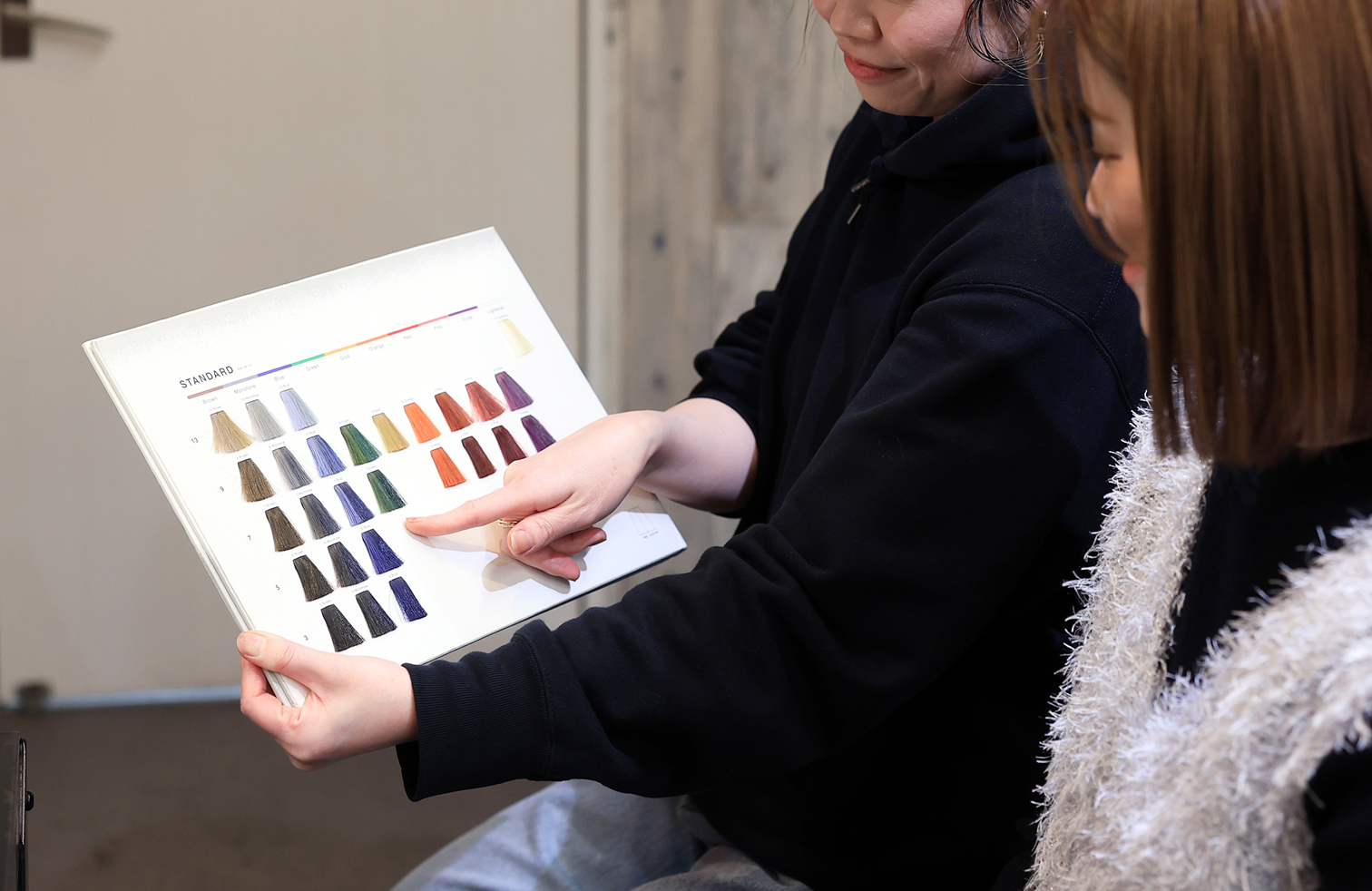 カラーを選ぶ風景