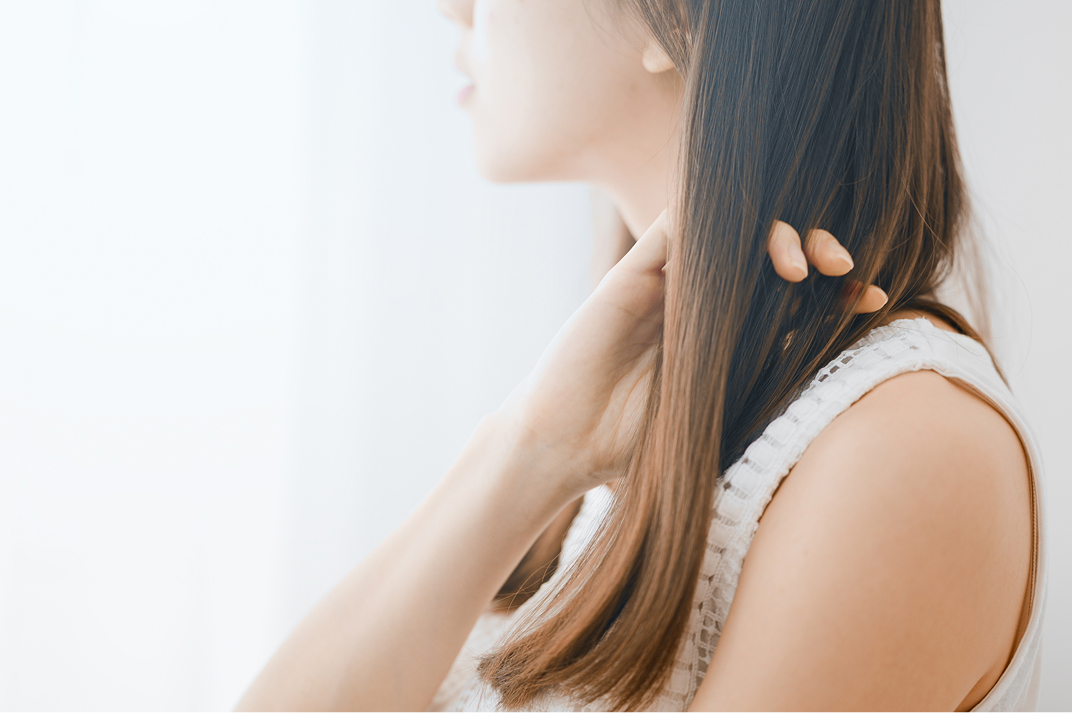 髪を解かす女性