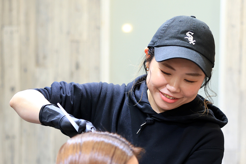 施術をするスタッフ