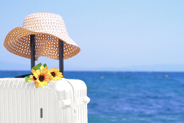 海沿いのキャリーと帽子