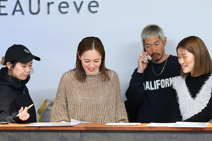 話し合うスタッフ