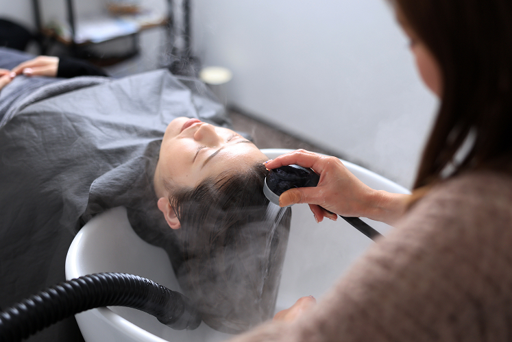 シャワーで流す光景