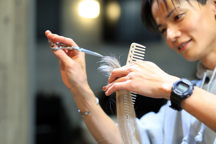 カットする光景